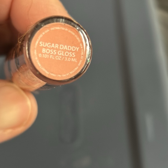 QVEEN STUDIO Boss Gloss in Sugar Daddy 3 ml Mini Deluxe Sample Size - Picture 2 of 2